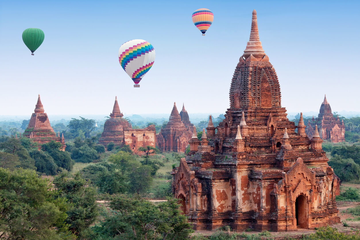 Birmania (Myanmar): Mongolfières au-dessus de Bagan Birmania (Myanmar): Mongolfières au-dessus de Bagan