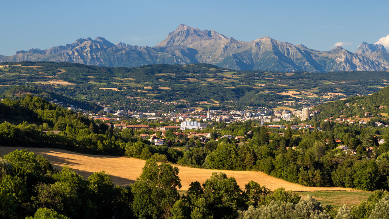 Gap : Gap en été avec le pic Chaillol en arrière-plan Gap : Gap en été avec le pic Chaillol en arrière-plan
