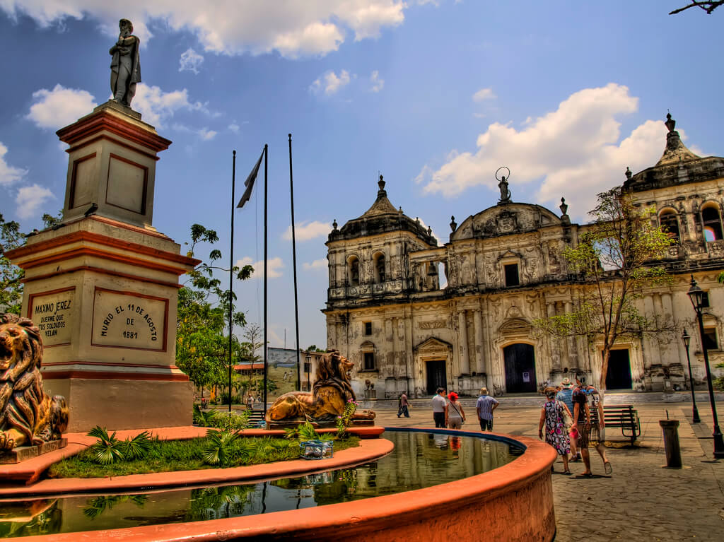 León :  León :